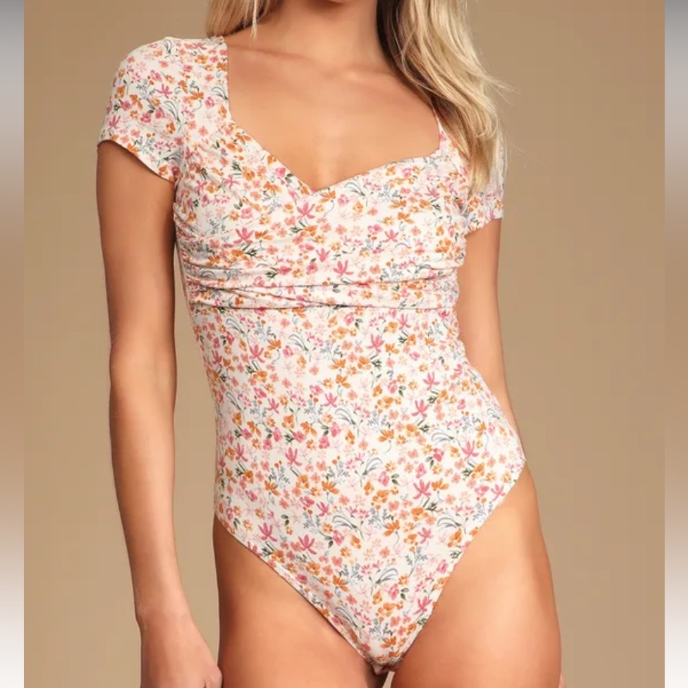 Brand New with Tags! Size Small Lulu’s Ivory Floral Print Short Sleeve Bodysuit